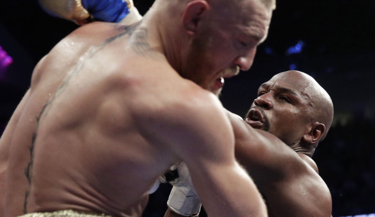 Floyd Mayweather golpeando a Conor McGregor