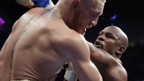 Floyd Mayweather golpeando a Conor McGregor Floyd Mayweather golpeando a Conor McGregor