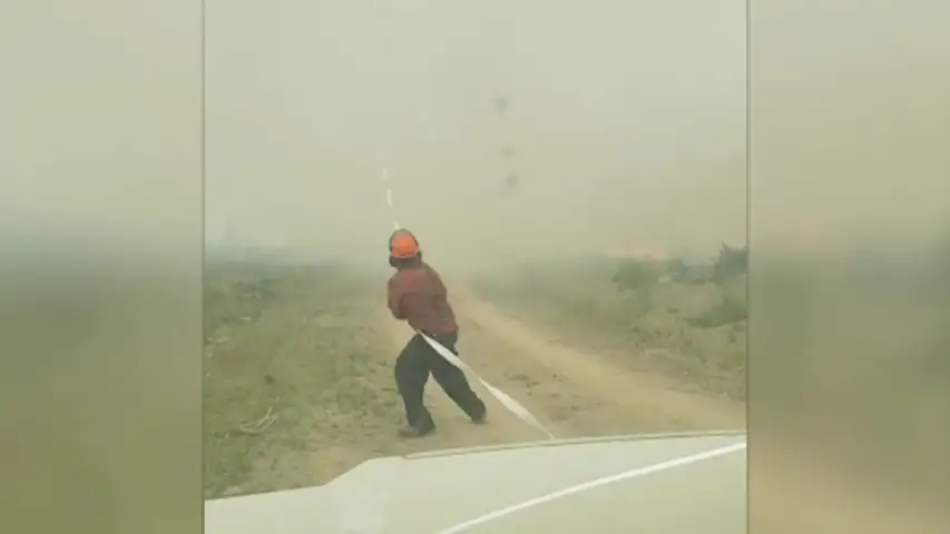 VÍDEO: Un tornado de fuego casi levanta a un bombero por los aires en Canadá