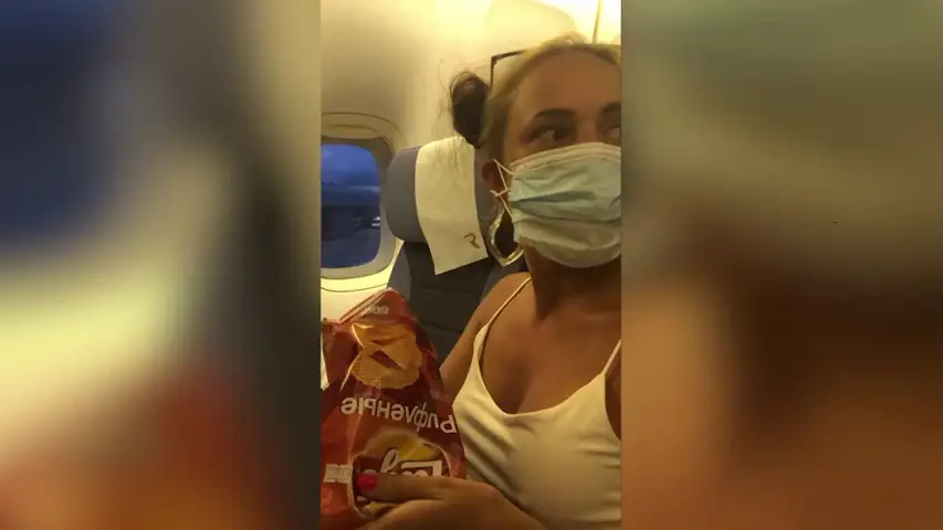La inventiva forma con la que esta mujer come con la mascarilla puesta ¿bien o mal?