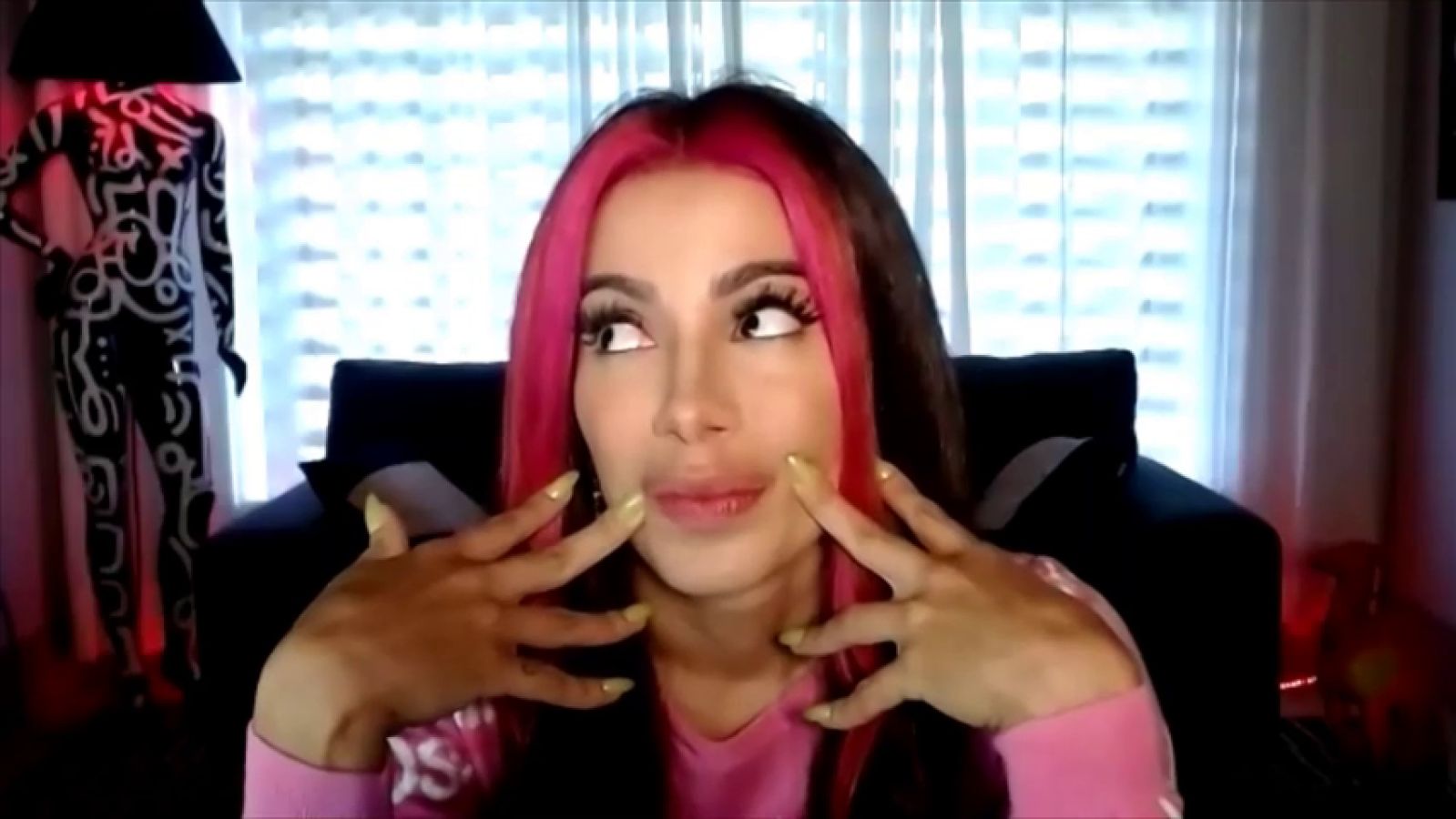 Anitta nos confiesa que le gustaría que Rosalía bajara 'downtown'