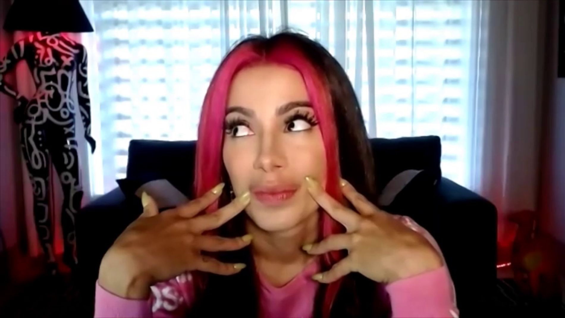 Anitta nos confiesa que le gustar&iacute;a que Rosal&iacute;a bajara 'downtown'