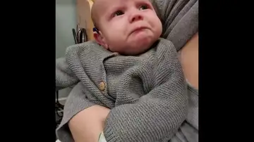 Un bebé llorá de emoción al escuchar a sus padres por primera vez gracias a unos audífonos