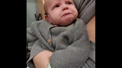 Un bebé llorá de emoción al escuchar a sus padres por primera vez gracias a unos audífonos Un bebé llorá de emoción al escuchar a sus padres por primera vez gracias a unos audífonos