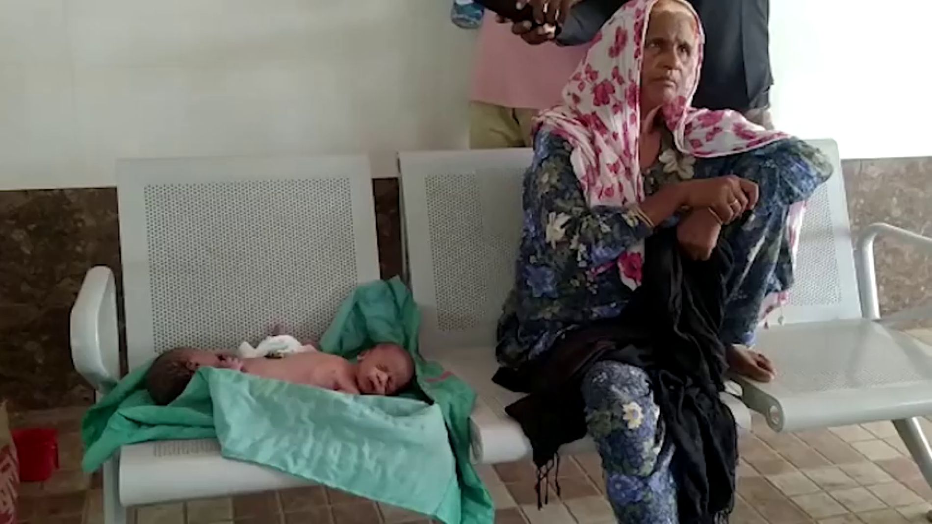 V&Iacute;DEO: Una mujer da a luz a unos 'gemelos ara&ntilde;a'