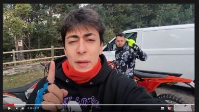 El 'accidentado' paseo en moto de TheGrefg y Nil Ojeda