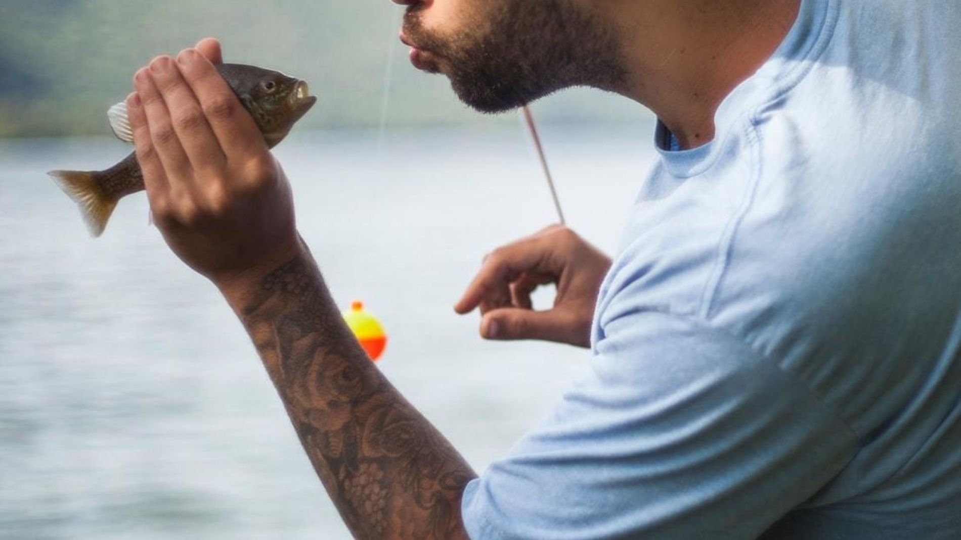 Hombre con un pez en la mano