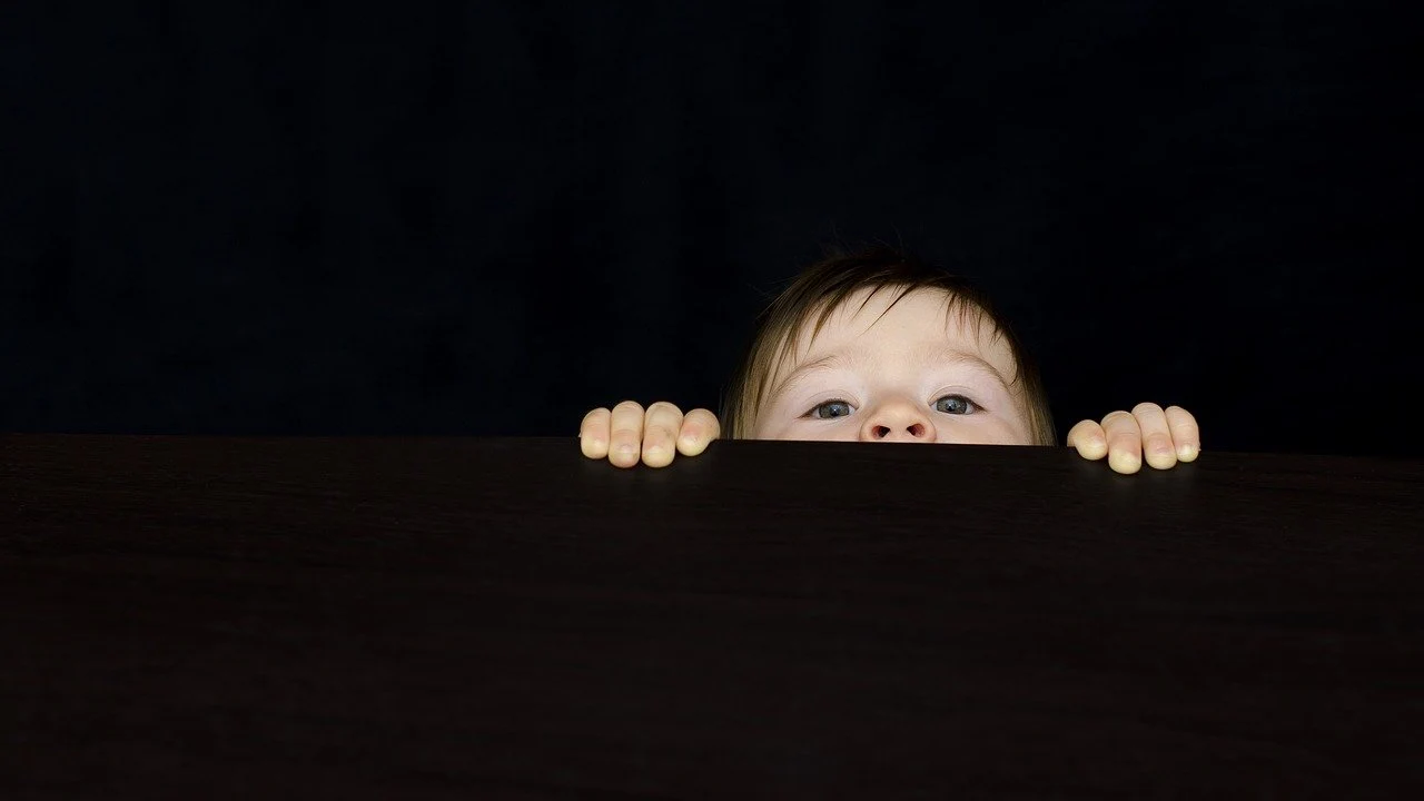 Niño curioso Niño curioso