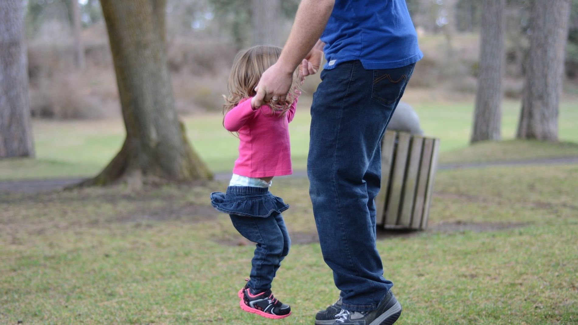 Padre e hija saltando