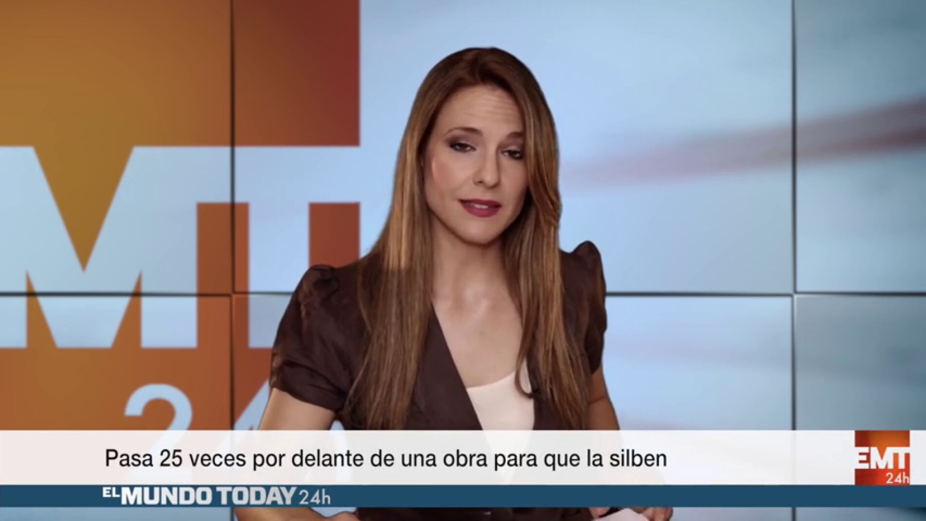 Pasa 25 veces por delante de una obra para que la silben