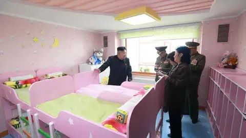 Kim Jong-Un en la planta infantil Kim Jong-Un en la planta infantil