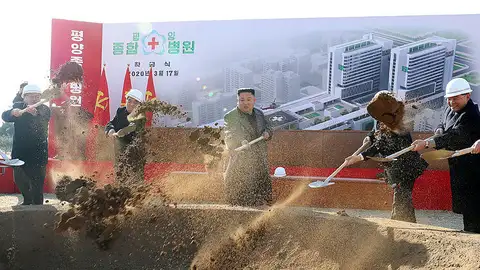 Kim Jong-Un en una obra Kim Jong-Un en una obra