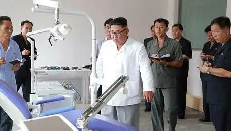 Kim Jong-Un inspeccionando una máquina