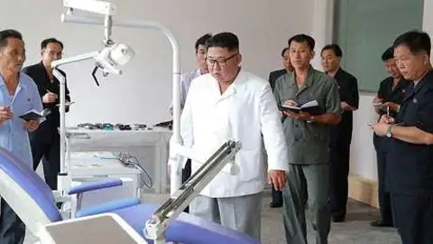 Kim Jong-Un inspeccionando una máquina Kim Jong-Un inspeccionando una máquina