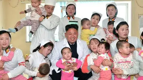 Kim Jong-Un rodeado de niños Kim Jong-Un rodeado de niños