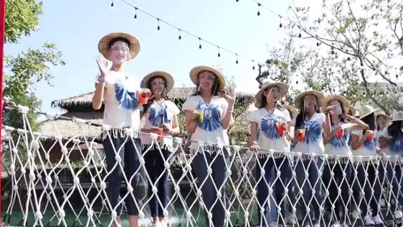 Dramático momento en que un puente se rompe tirando a 30 concursantes de Miss Tailandía a un lago sucio