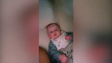 VÍDEO: Todo el mundo se sorprende por lo que este bebé susurra a su madre