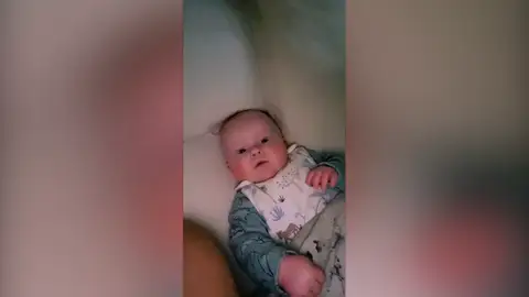 VÍDEO: Todo el mundo se sorprende por lo que este bebé susurra a su madre VÍDEO: Todo el mundo se sorprende por lo que este bebé susurra a su madre
