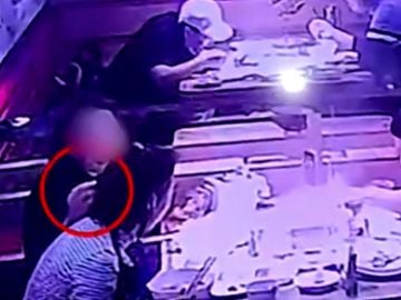 Pone un pelo en la comida aposta para intentar comer gratis en un restaurante