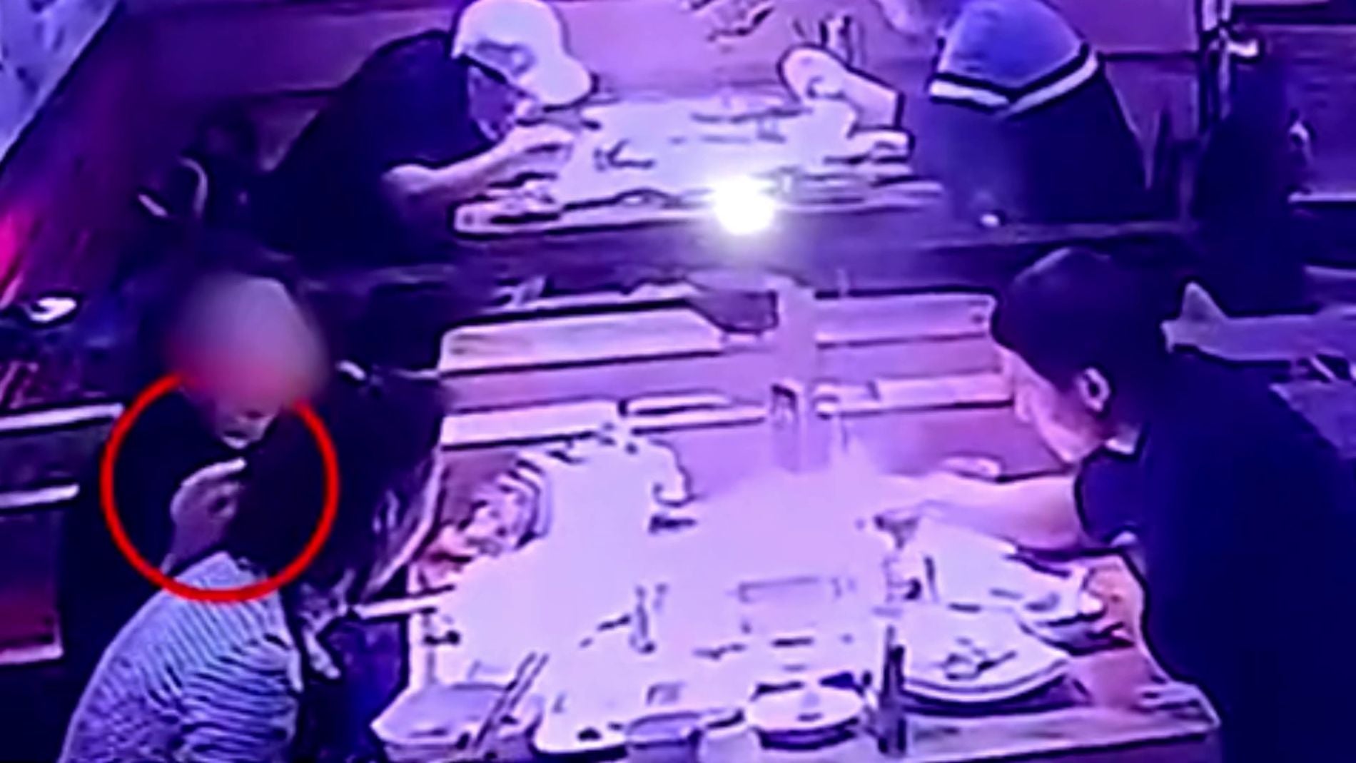 Pone un pelo en la comida aposta para intentar comer gratis en un restaurante