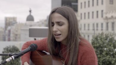 Zahara publica 'Taylor' con guiños a 'Folklore' de Taylor Swift 