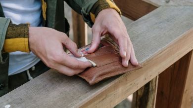 El motivo por el que deberías dejar de guardar los condones en la cartera