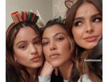 Rosalía, Kourtney Kardashian y Addison Rae de cena navideña