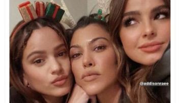 Rosalía, Kourtney Kardashian y Addison Rae de cena navideña