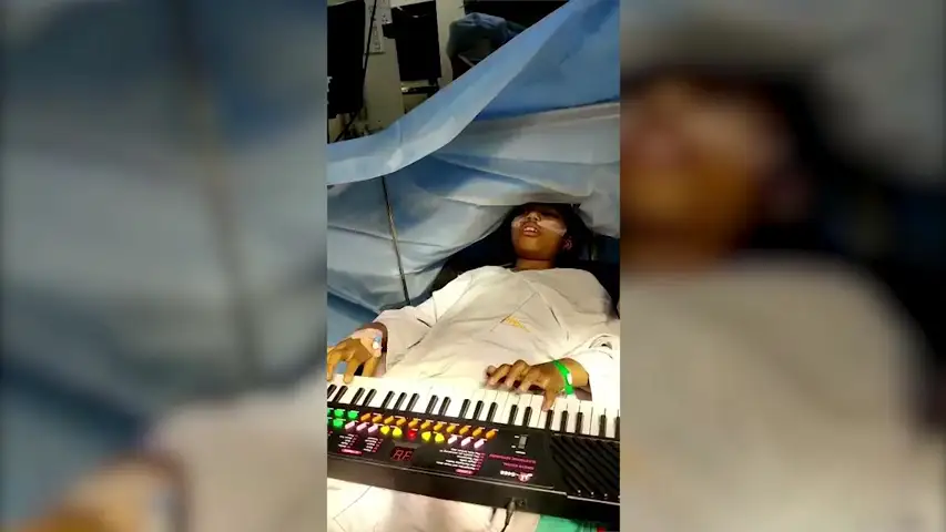 VÍDEO: Una niña de 9 años toca el piano mientras le operan un tumor del cerebro