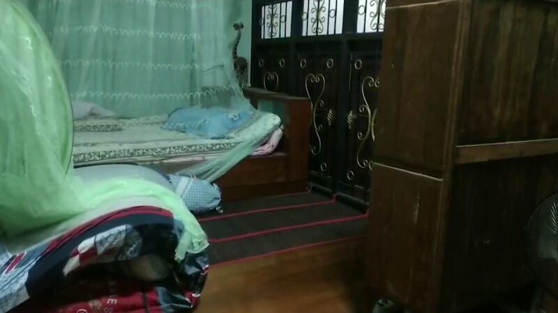 En este dormitorio hay una serpiente cobra gigante escondida ¿Puedes encontrarla?
