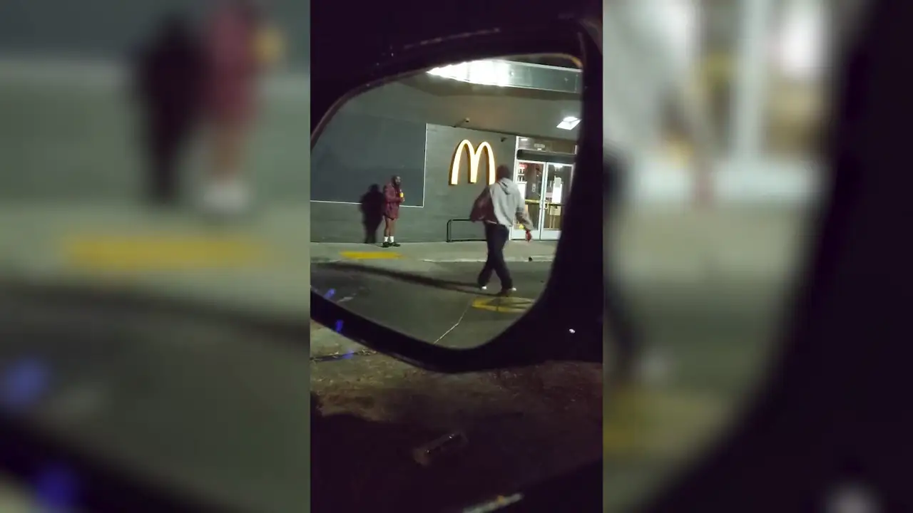 Un buen samaritano le da sus pantalones a una persona sin hogar