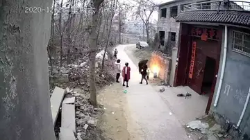 Una madre salva a sus hijos de una bola de fuego después de que su padre los incendiara accidentalmente
