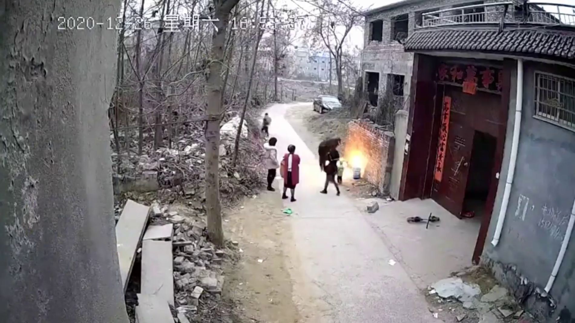 Una madre salva a sus hijos de una bola de fuego despu&eacute;s de que su padre los incendiara accidentalmente