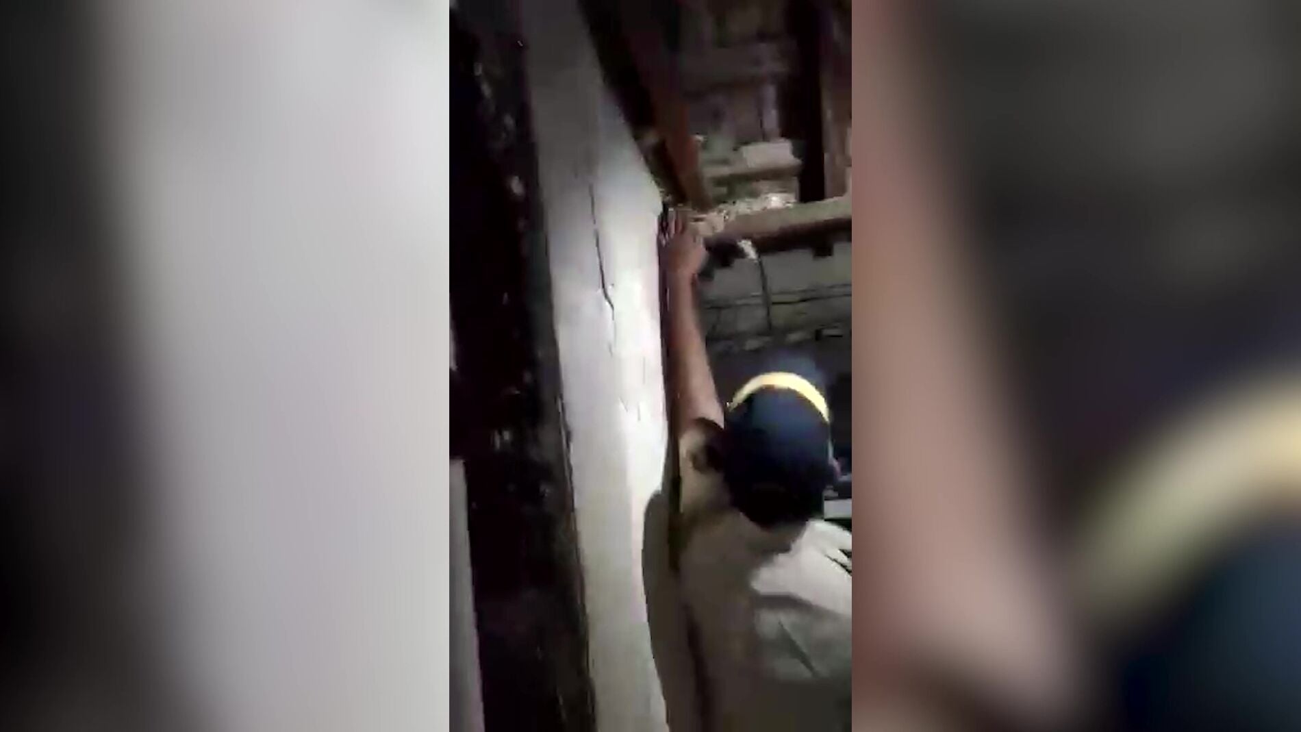 Un polic&iacute;a captura una pit&oacute;n de casi tres metros con las manos en el techo de una casa