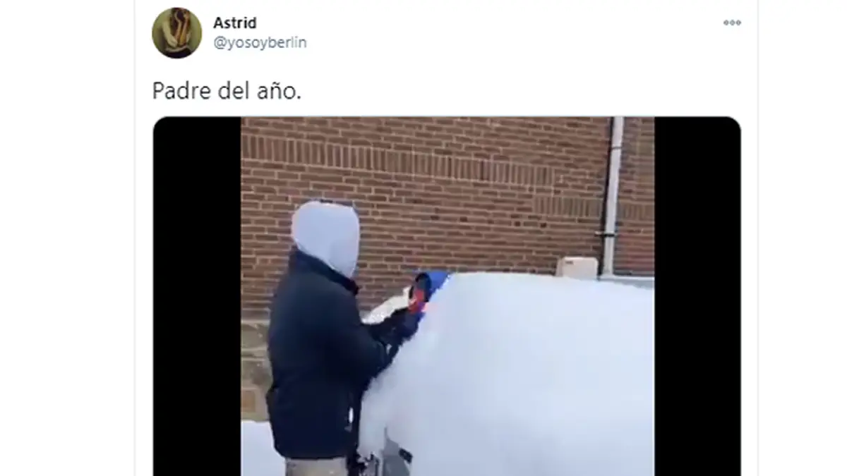 ¿Padre del año o irresponsable? Un hombre utiliza a su hijo para quitar la nieve de su coche