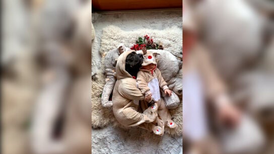 Bulldog francés duerme con su amigo bebé