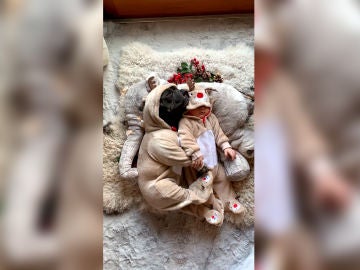 Bulldog francés duerme con su amigo bebé