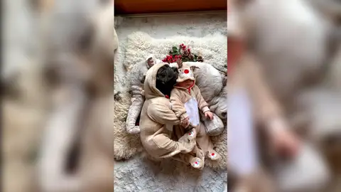 Bulldog francés duerme con su amigo bebé Bulldog francés duerme con su amigo bebé