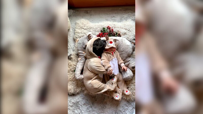 Inseparables: un bulldog francés y un bebé de dos meses duermen siempre juntos