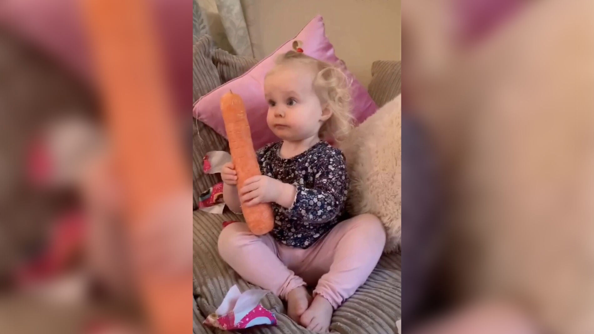 Ni&ntilde;a juega con una zanahoria