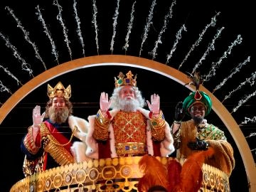Los Reyes Magos de Oriente saludan este martes a su llegada a Madrid.