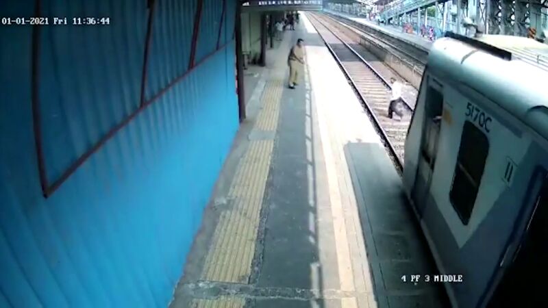 Impactantes imágenes de un hombre que escapa de ser atropellado por un tren en el el último segundo
