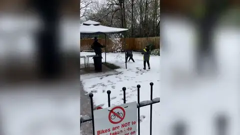 Quiso gastarle una broma a sus hijos con la nieve, pero le salió terriblemente mal Quiso gastarle una broma a sus hijos con la nieve, pero le salió terriblemente mal