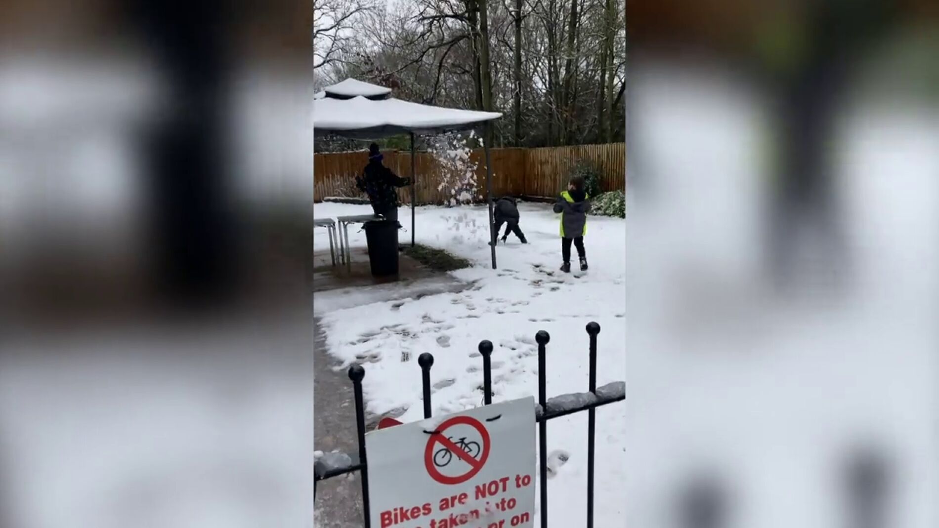 Quiso gastarle una broma a sus hijos con la nieve, pero le sali&oacute; terriblemente mal