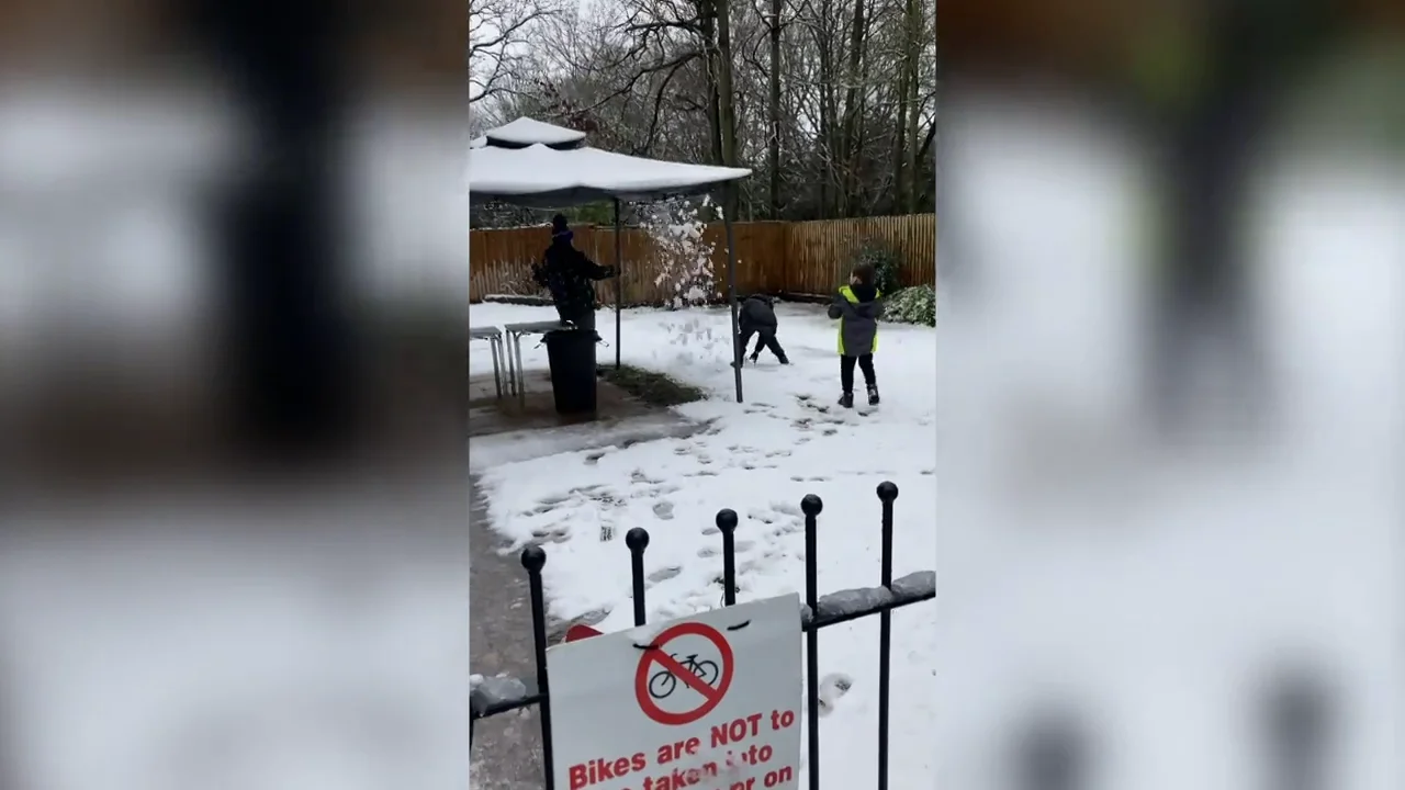 Quiso gastarle una broma a sus hijos con la nieve, pero le salió terriblemente mal