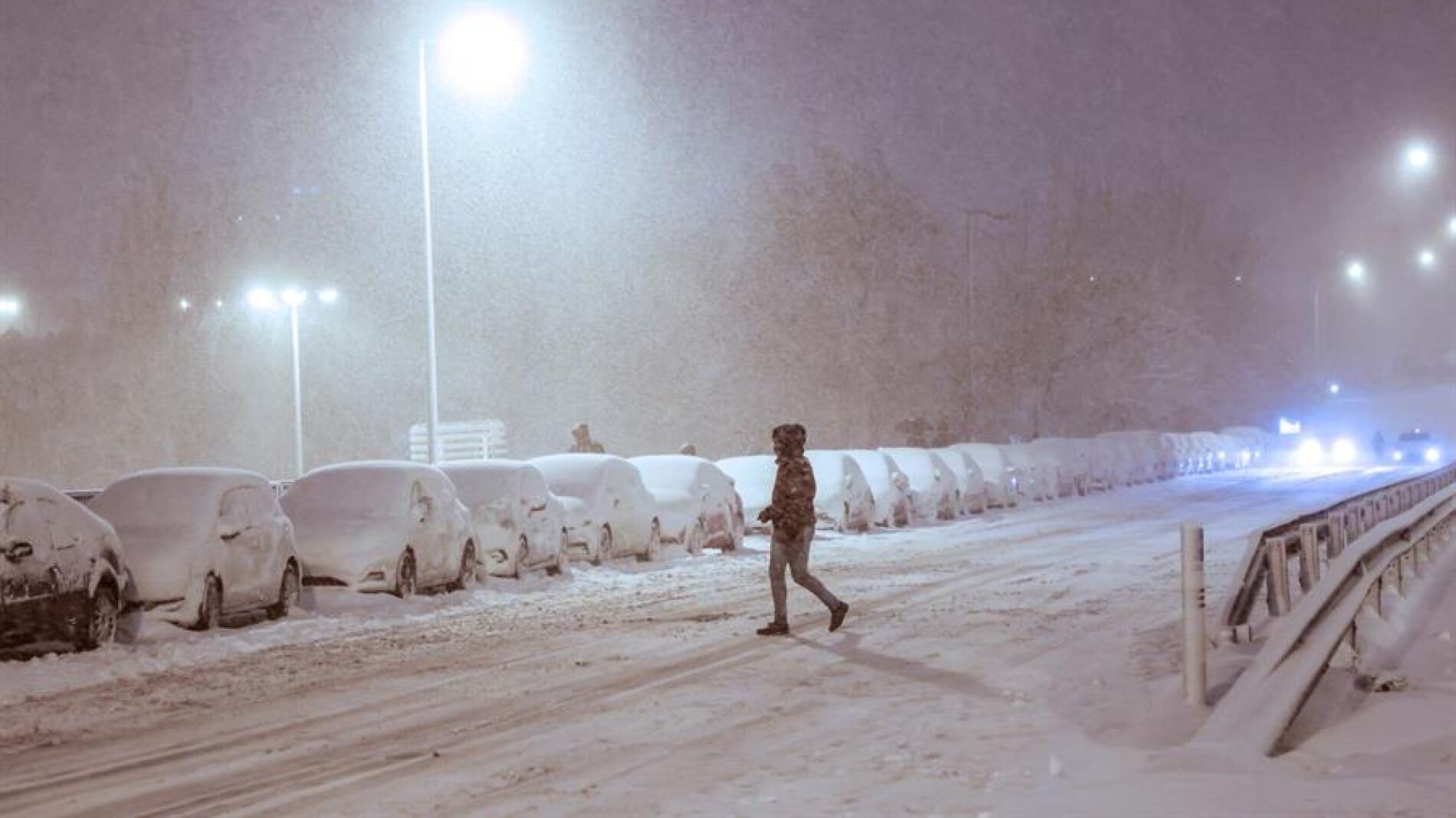 Una persona camina bajo una intensa nevada este viernes en la avenida Ram&oacute;n y Cajal, en Madrid. 