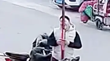 Un curioso adolescente chino se queda pegado al lamer un poste a -16c