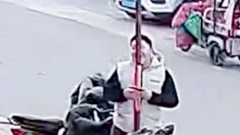 Un curioso adolescente chino se queda pegado al lamer un poste a -16 grados