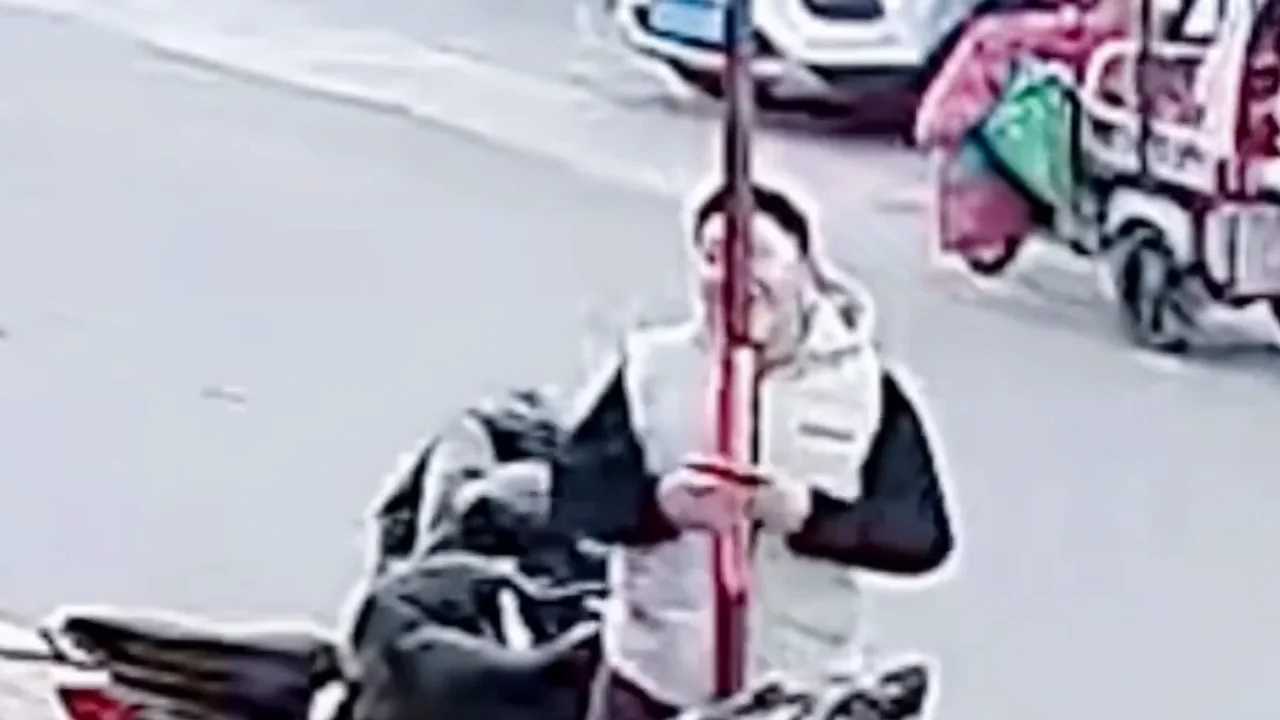 Un curioso adolescente chino se queda pegado al lamer un poste a -16c Un curioso adolescente chino se queda pegado al lamer un poste a -16c