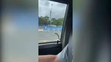 VÍDEO: Estaban conduciendo por una carretera cuando se llevaron un gran susto al ver una serpiente en su coche